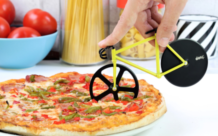 Nóż do pizzy w kształcie roweru od Doiy Design