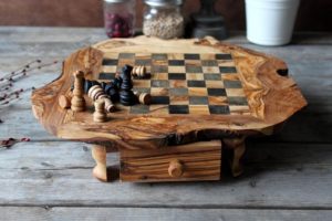 Przepiękne drewniane szachy z szufladą na pionki