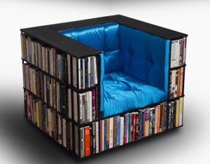 Fotel z półkami na książki