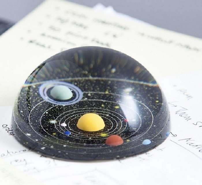 kosmiczny przycisk do papieru