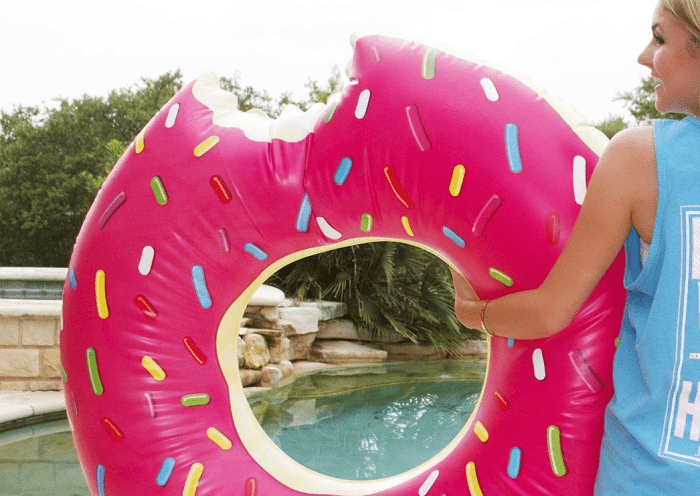 Nadgryziony basenowy donut do pływania