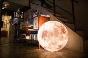 Lampa, która wygląda jak księżyc w pełni, czyli projekt Luna by Acorn Studio