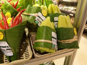 Jeden z tajskich sklepów postanowił używać liści bananowca zamiast plastikowych opakowań