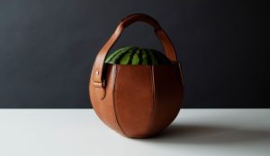 Skórzana torba na arbuza by Yusuke Kadoi